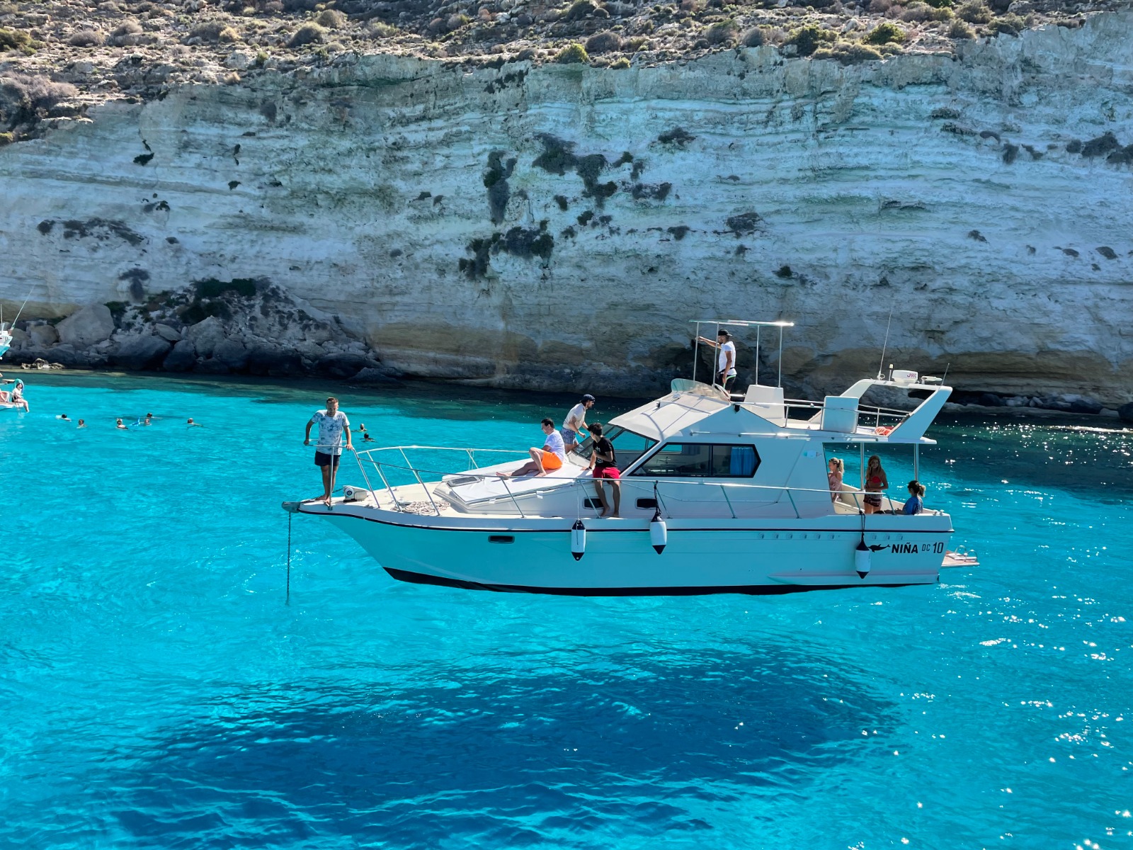 La barca Niña ancorata nelle acque di Lampedusa