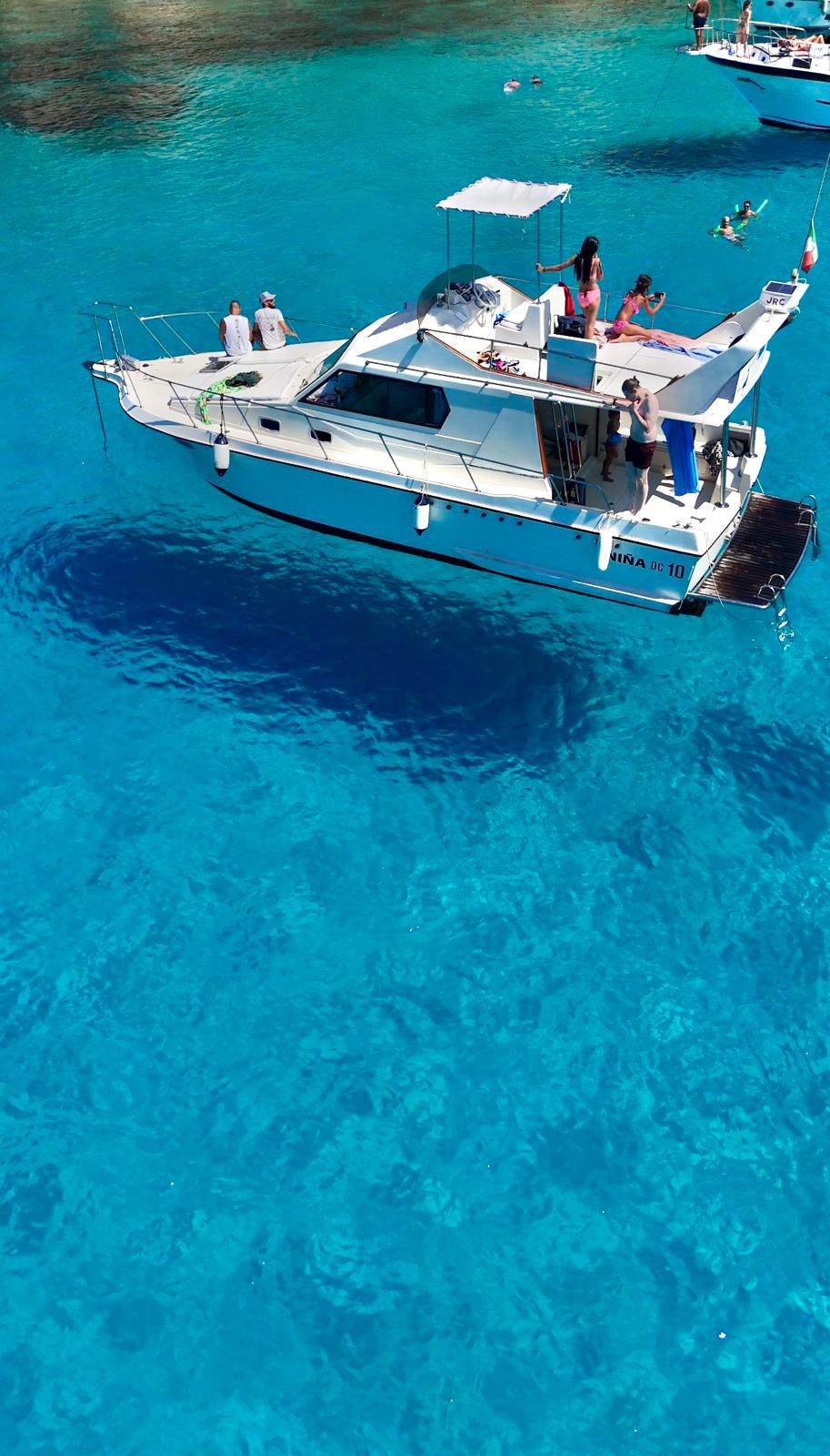 Niña in navigazione nelle acque di Lampedusa